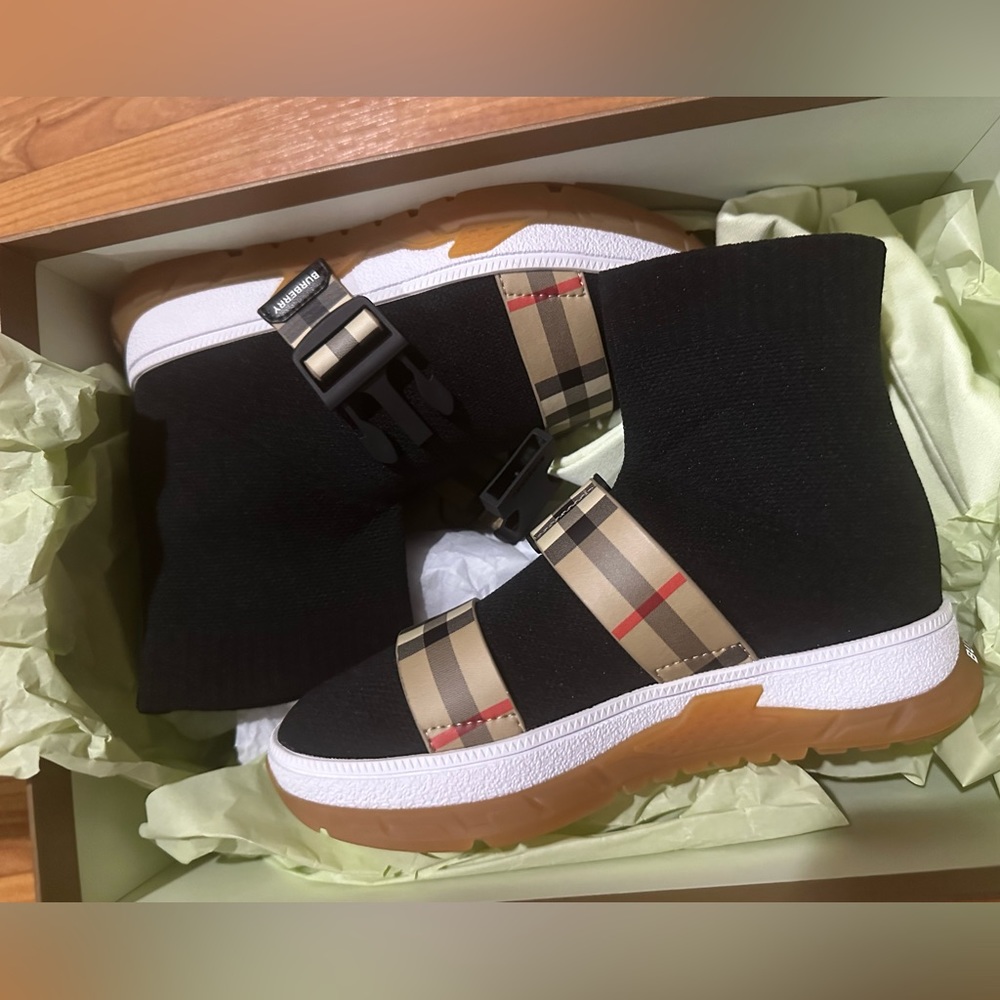 BRAND NEW BOYS BURBERRY SNEAKERS